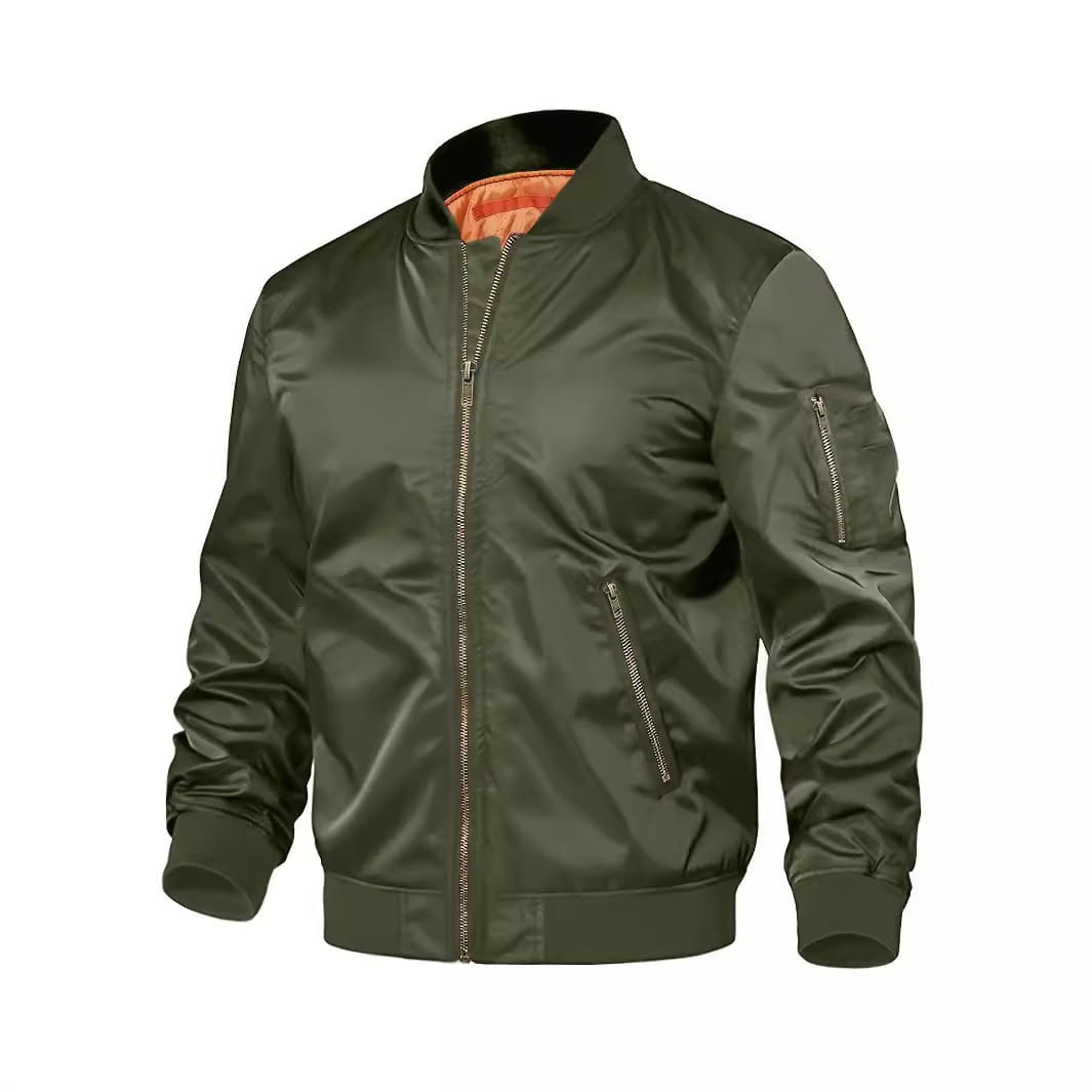 Herren-Satin-Bomberjacke in Olivgrün mit orangefarbenem Kontrastfutter und silberfarbenen Reißverschlüssen, von vorne dargestellt.