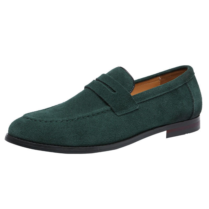 Mocassins penny en daim vert foncé pour hommes, avec un design classique de bride penny et une semelle en caoutchouc noire, pour un port décontracté à enfiler.