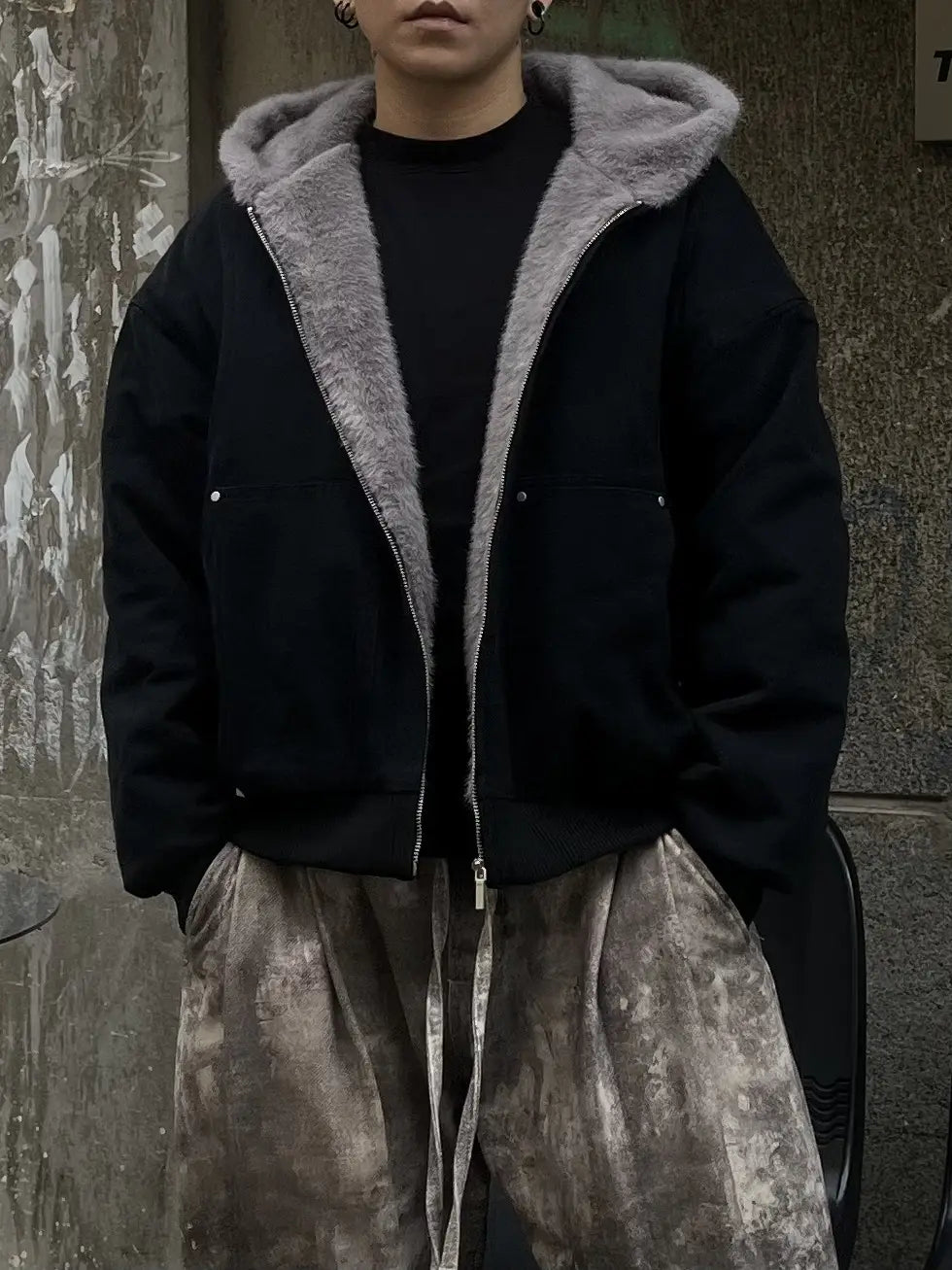 Chaqueta puffer en color negro con forro de piel sintética gris y capucha, confeccionada en material acolchado de algodón, para uso de invierno para hombre y mujer.