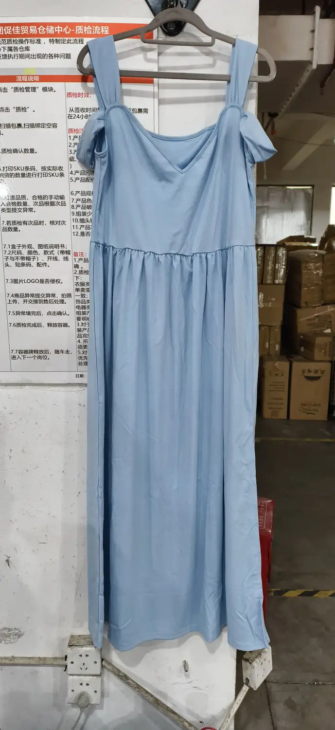 Vestido maxi plisado floral sin mangas color azul claro con tirantes con frunces y escote en V.