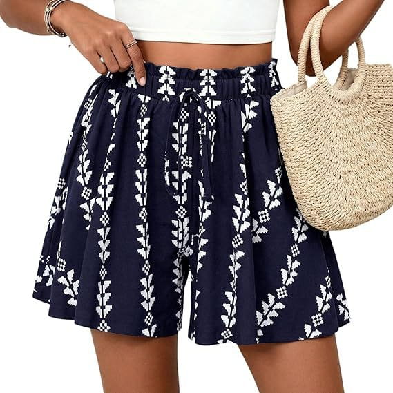 Shorts mit floralen Mustern und hoher Taille im A-Linien-Schnitt in Marineblau mit weißen geometrischen und blattartigen Mustern; mit elastischem Bund und Kordelzug.