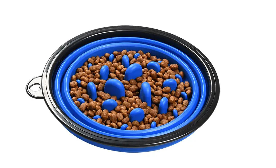 Lot de 4 bols pliables en silicone Slow Food Pet Bowl Collapsible, montrant un bol pour animaux pliable en silicone bleu, avec bord noir et poignée métallique, rempli de croquettes brunes.