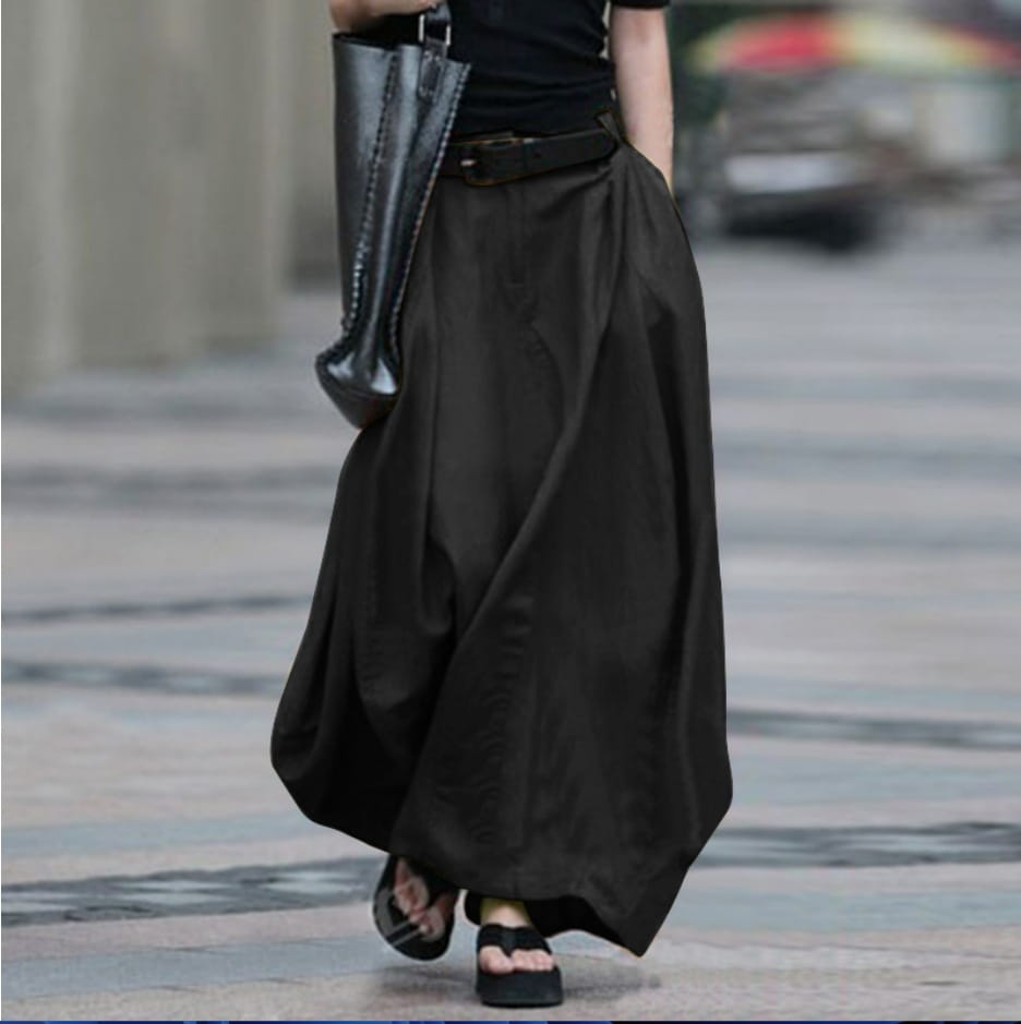 Jupe longue maxi en satin noir taille haute, avec une coupe longue ample et décontractée et des plis subtils.