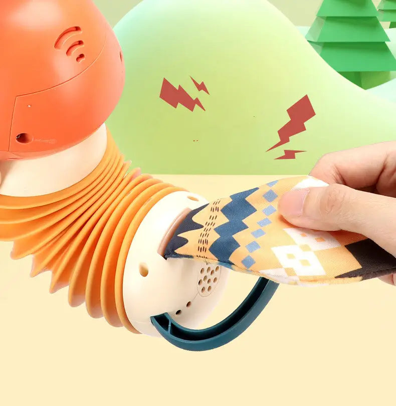 Un purificateur d’air pour bébé de type accordéon flexible renard orange et blanc, avec une housse en tissu à motifs en cours de retrait.