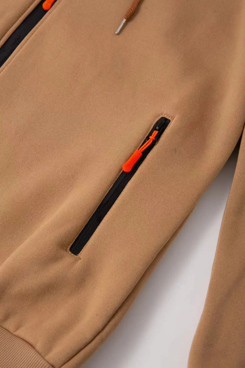 Sudadera deportiva con cierre para hombre en tallas grandes en forro polar caqui, con cremalleras color naranja brillante y cordón a juego, con tiradores de cremallera negros