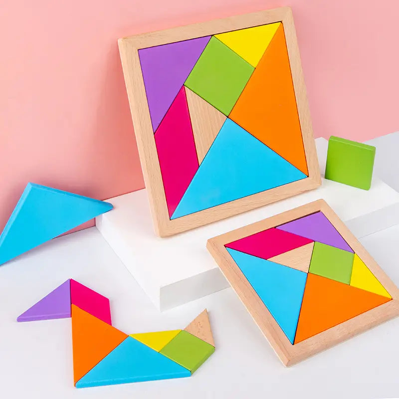 Jeu de tangram en bois coloré avec des pièces géométriques vibrantes disposées dans des cadres carrés, destiné à un usage de jouet éducatif pour enfants.