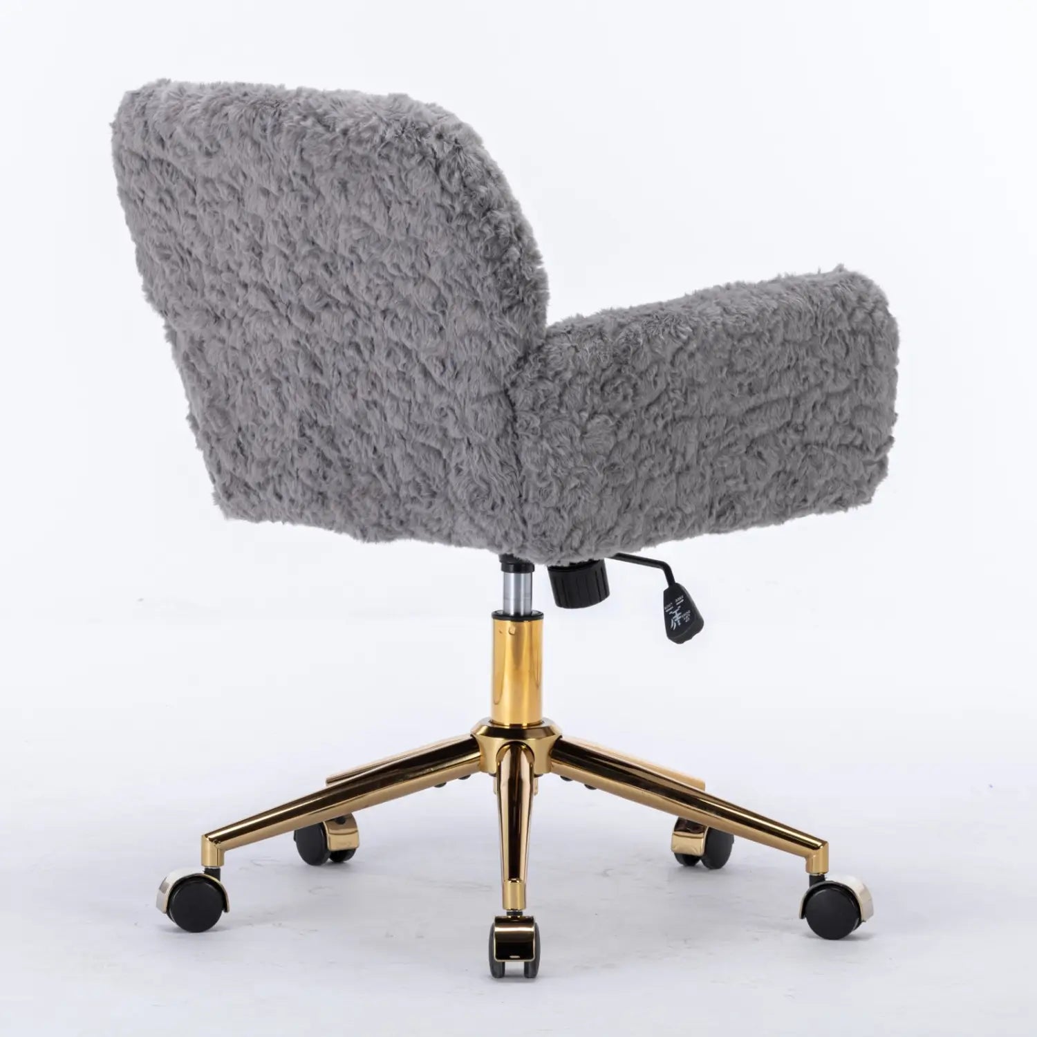 Chaise de bureau en fausse fourrure gris clair, avec une base en métal à finition dorée et des roulettes pour une mobilité aisée.