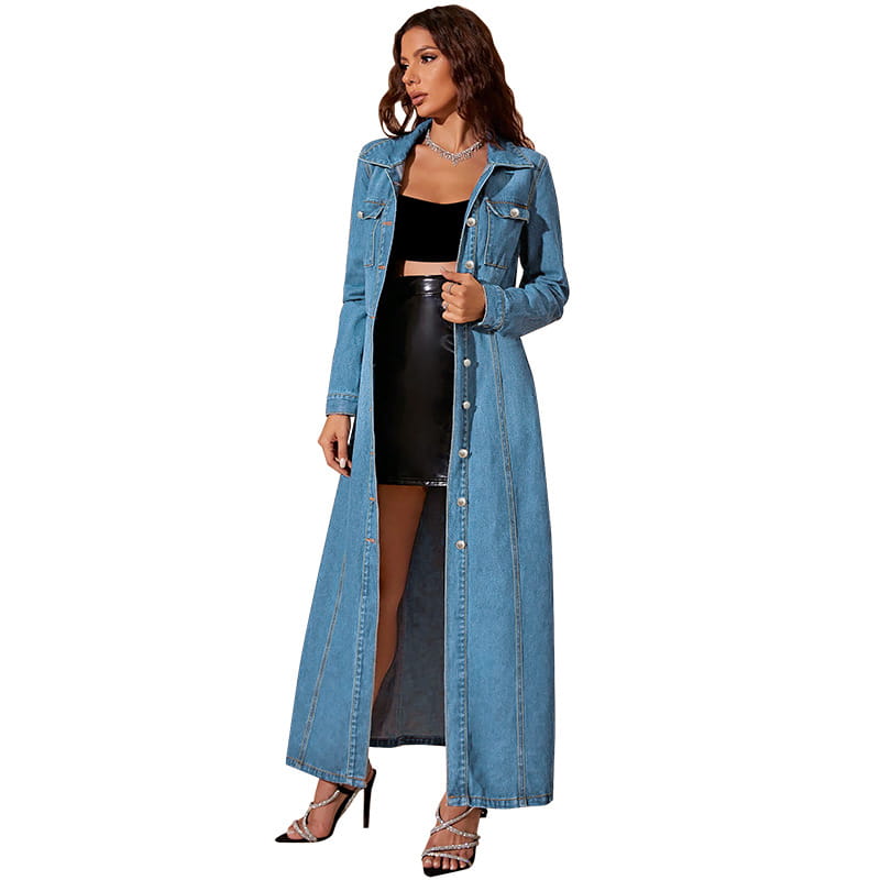 Blauer Denim-Mantel in langem Schnitt mit Knopfleiste vorne und seitlichem Schlitz, von vorne gezeigt, im Stil eines langärmeligen Maxi-Cardigan-Kleides aus Denim mit Knopfleiste.