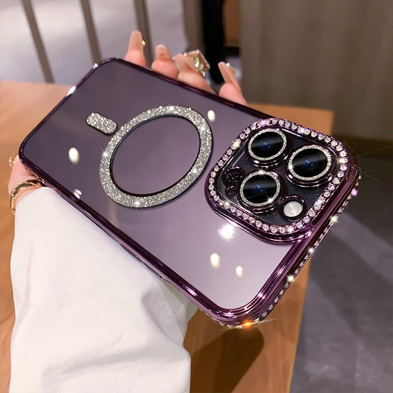 Rückseite einer violetten Glitzer-Magsafe-Rhinestone-Handyhülle für iPhone 13 Pro Max mit einem kreisförmigen magnetischen Ring und Abdeckungen für die Kameralinse, verziert mit funkelnden Rhinestones.