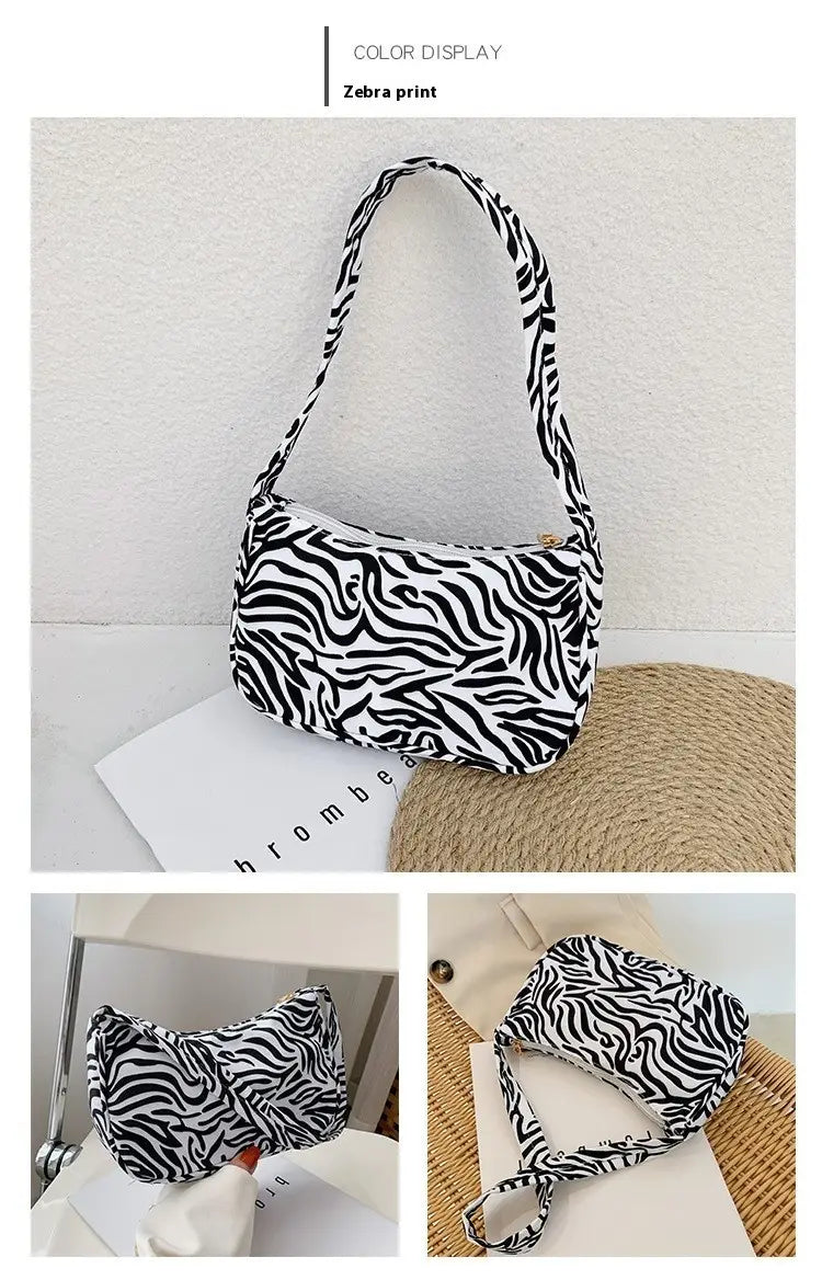 Sac bandoulière en nylon noir et blanc à imprimé zèbre, au design doux légèrement courbé, présenté dans le produit du sac sous-bras à imprimé léopard et à carreaux.