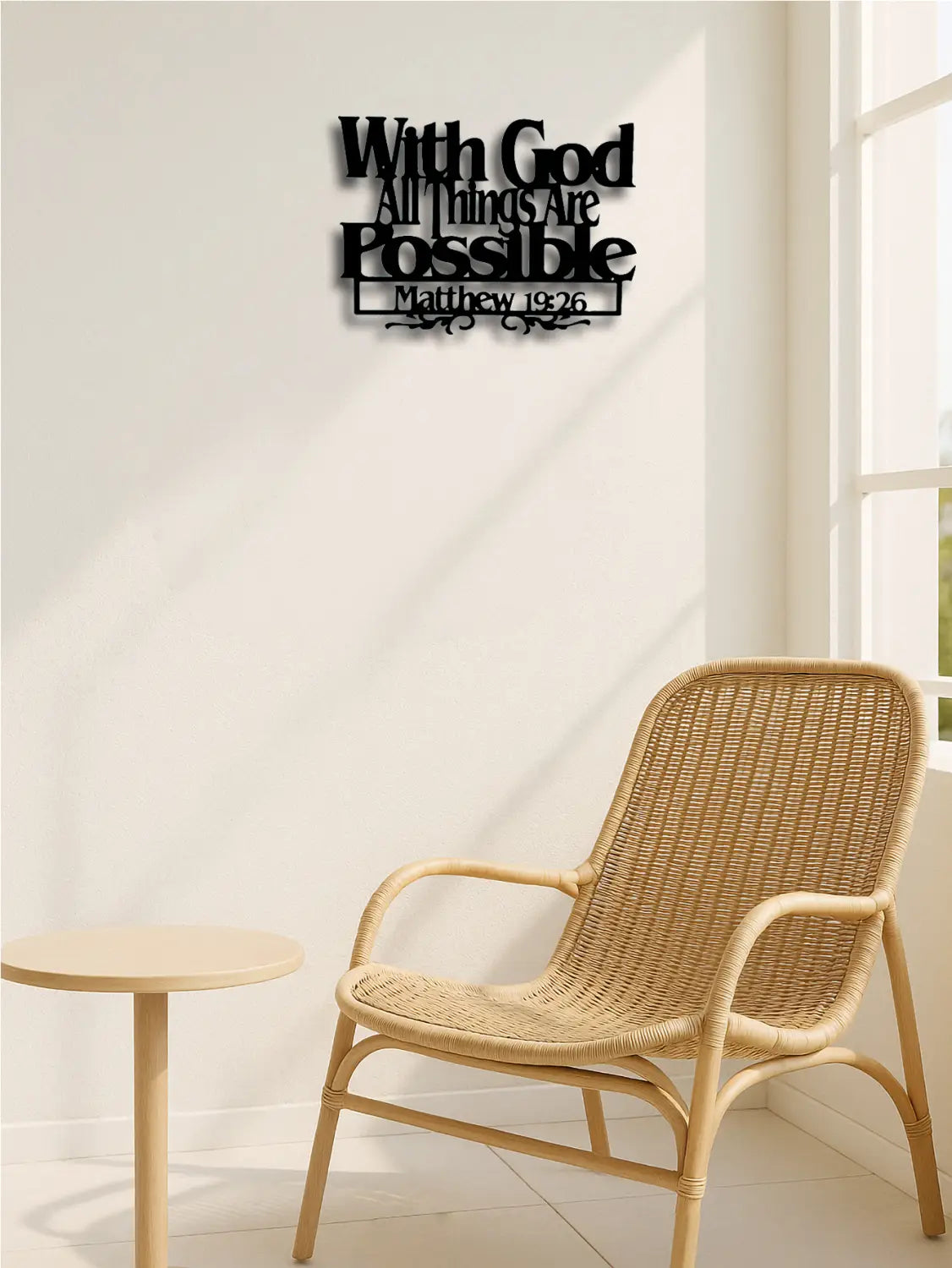 Art mural en métal noir avec la phrase « avec Dieu, tout est possible » et Matthieu 19:26 en dessous, avec des crochets de clé pour suspendre des objets.