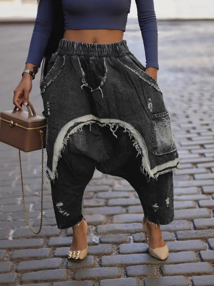 Bestickte Patchwork-Jeans-Haremshosen aus dunkel gewaschenem Denim mit ausgefransten Kanten und einer entspannt fließenden Silhouette.