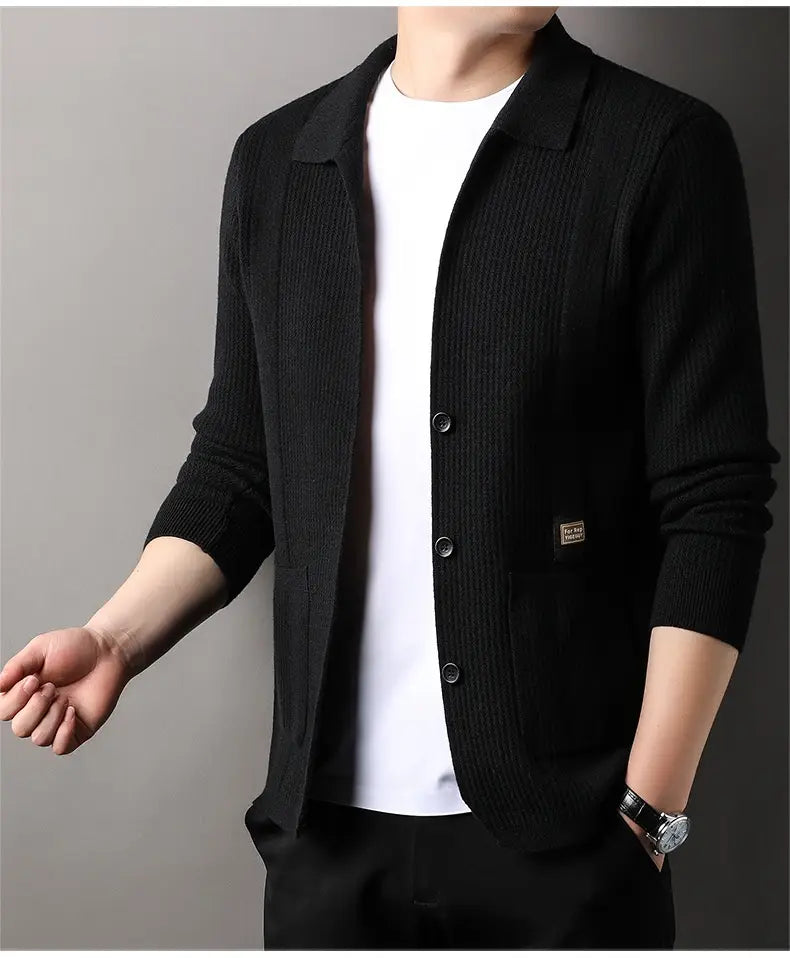 Herren-Rippstrick-Cardigan-Mantel in Schwarz mit Kragen und Knopfverschluss.