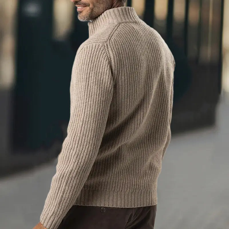 Herren-Slim-Fit-Beige-Rippstrick-Sweaterjacke mit Stehkragen und klassischem, strukturiertem Muster.