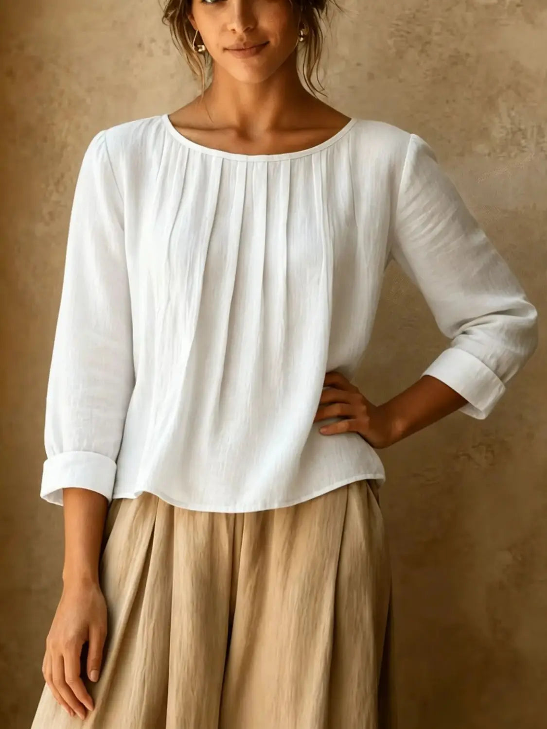 Blouse en lin pour femmes avec manches trois-quarts et encolure plissée, confectionnée en lin et coton, dans une conception ample.