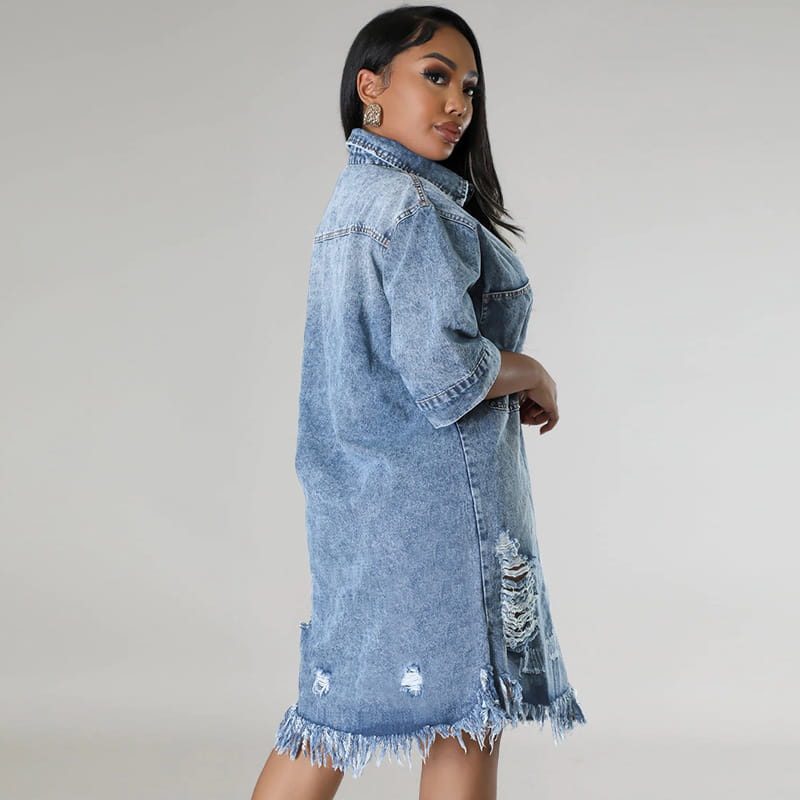 Robe chemise midi en denim à ourlet effiloché abîmé pour grande taille, en lavage bleu clair, avec manches retroussées et détails effilochés.