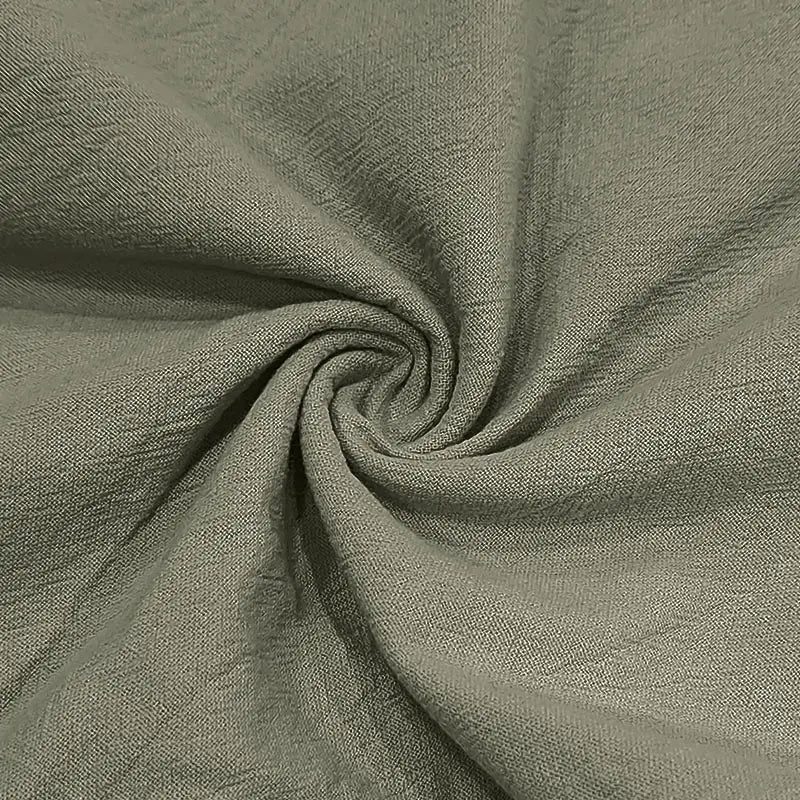 detalle de una sudadera tipo henley relajada de lino para hombre en tejido de algodón color verde oliva suave, con un tejido ligeramente texturizado y botones dorados