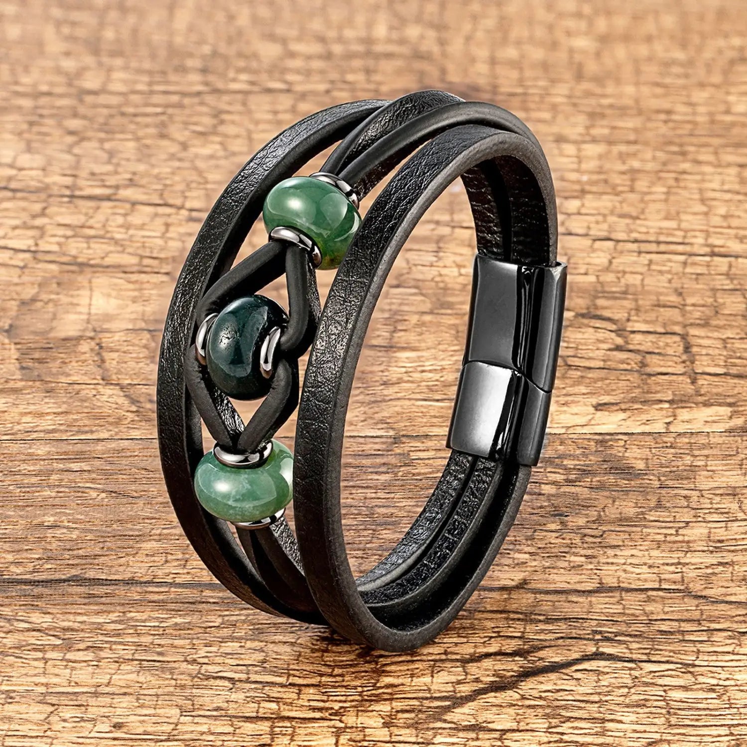 Bracelet en cuir noir à cordons multiples, avec des perles en pierre naturelle vert jade et une fermeture magnétique.