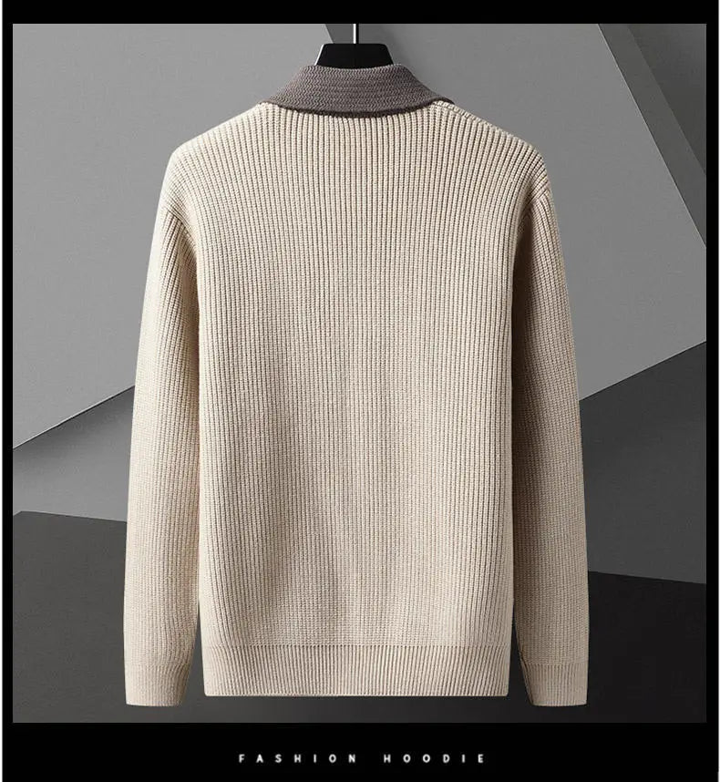Herren-Strickjacke aus beigem Rippstrick mit kontrastierendem grauem Kragen, von vorne dargestellt.