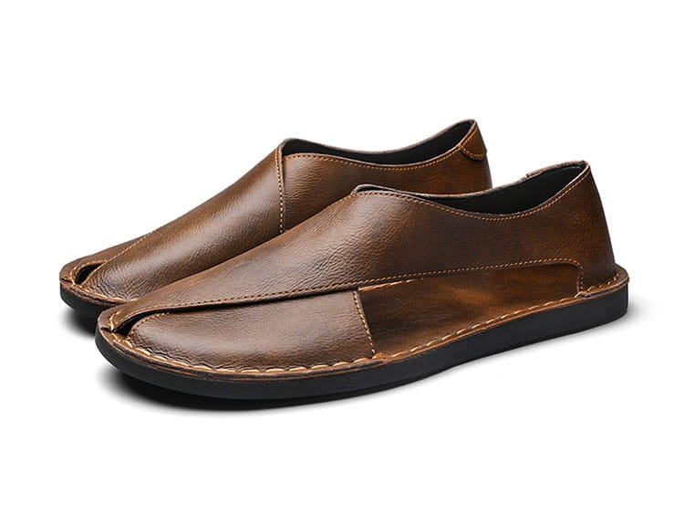Herren-Braune Echtleder-Slip-on-Strandsandalen mit minimalistischem Design und schwarzen Gummisohlen.