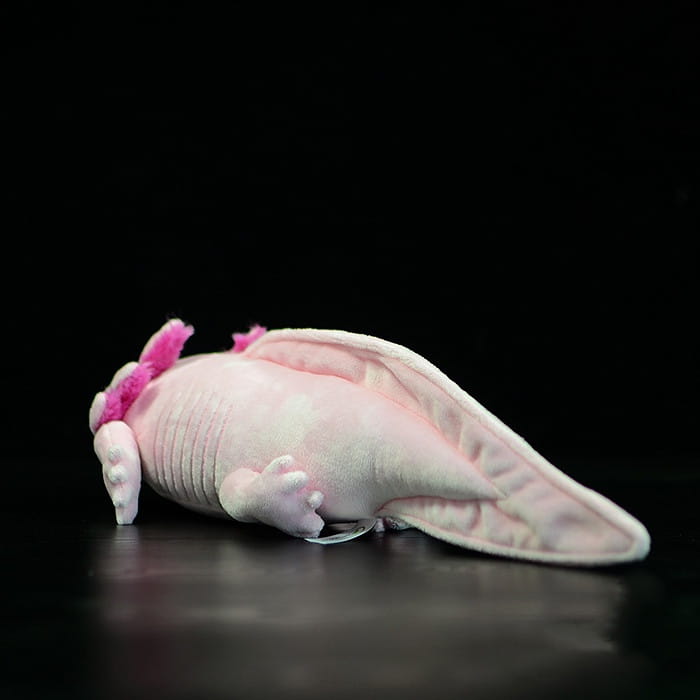 Eine flauschige rosa Axolotl-Plüschpuppe als weiche sechseckige Dinosaurier-Puppe, 50 cm, gefertigt aus weichem weißem und hellem rosafarbenem Stoff, mit federartigen rosa Kiemen und detaillierter, strukturierter Haut