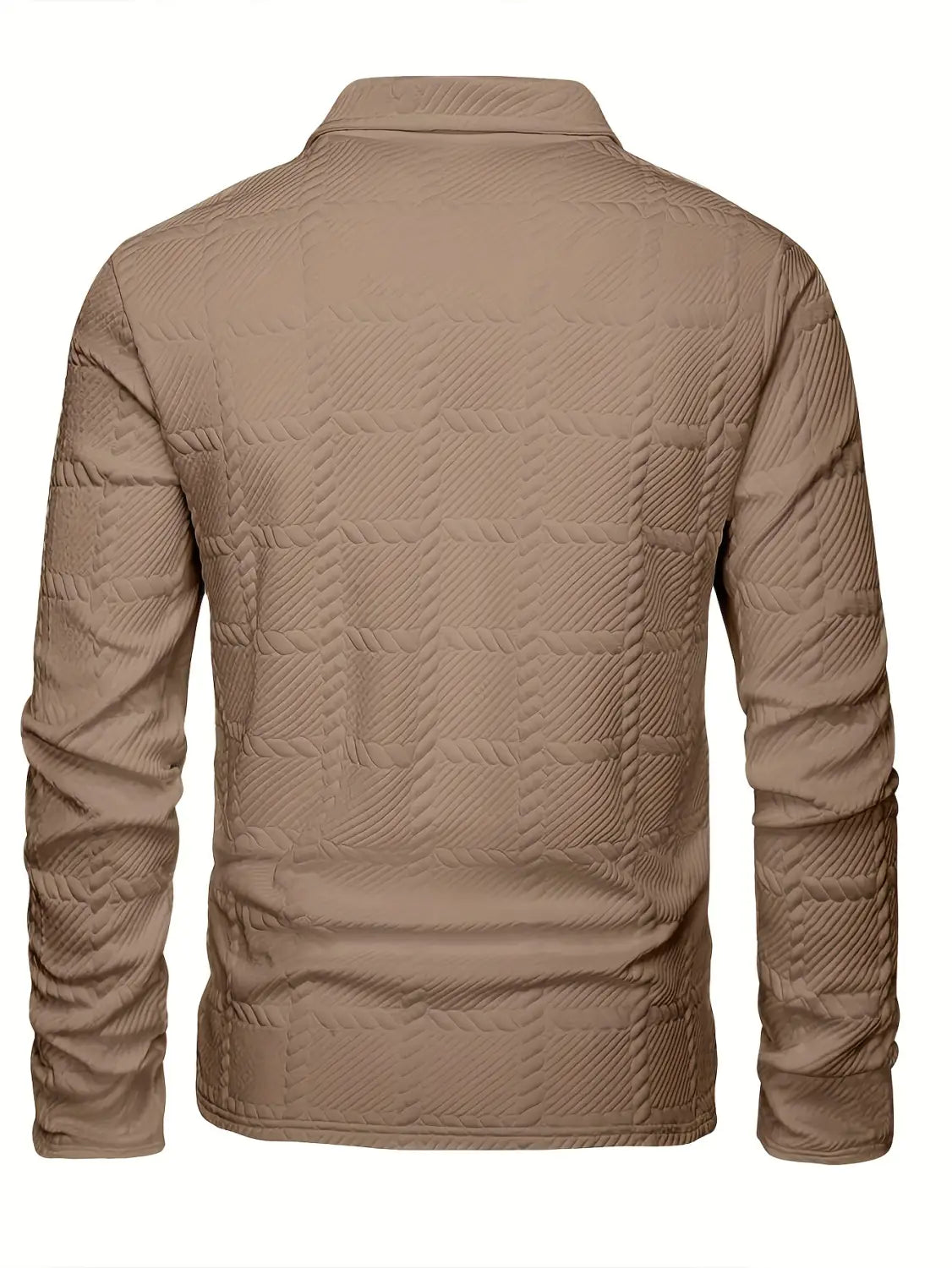 Chaqueta color camel acolchada con un sutil patrón geométrico y mangas largas, mostrada desde la parte posterior, en estilo de camisa tipo polo de manga larga con textura.