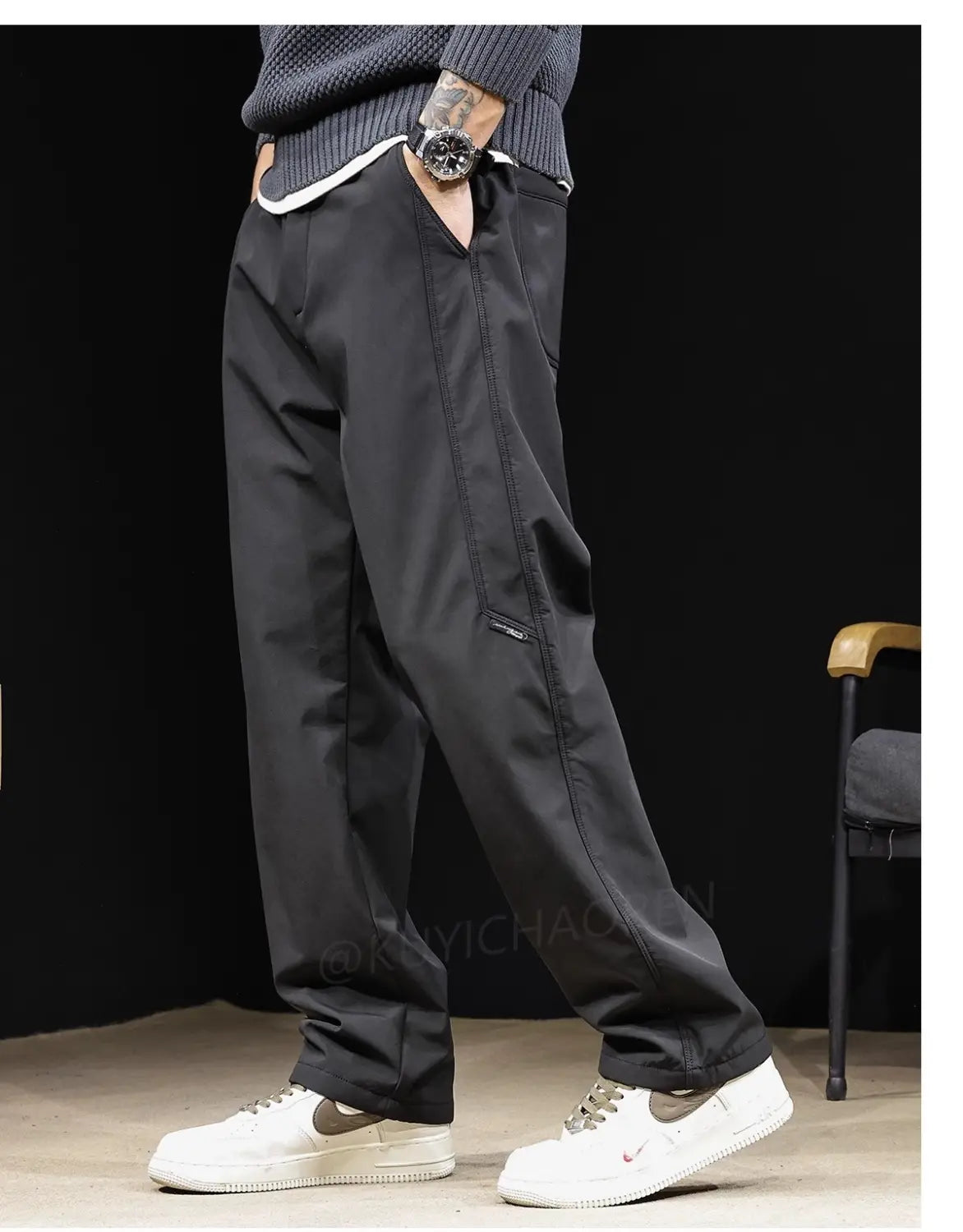 Schwarze Herren-Cargohose im japanischen Retro-Stil mit leicht zulaufenden Beinen, sichtbaren Seitentaschen und dezenten Nahtdetails.