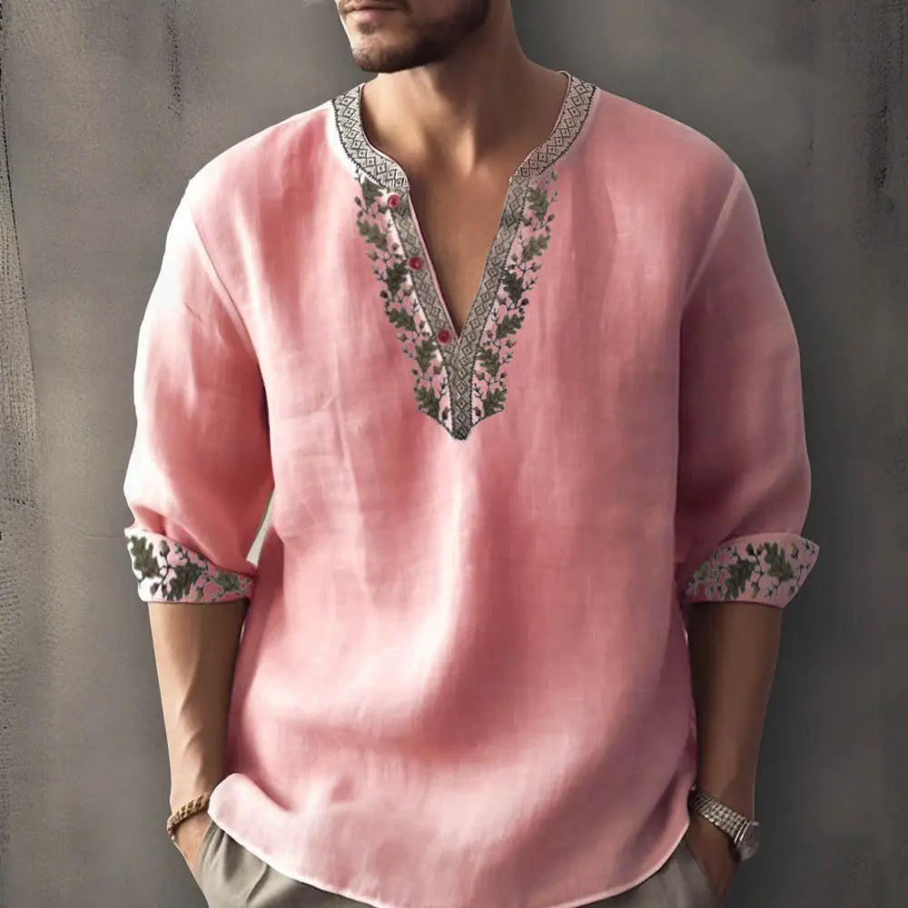 Ein zartes rosafarbenes Leinenhemd mit floraler Musterung, mit V-Ausschnitt und Sommerpullover-Design; mit aufwendiger grüner und grauer Stickerei entlang des Ausschnitts sowie an den umgeschlagenen Bündchen.