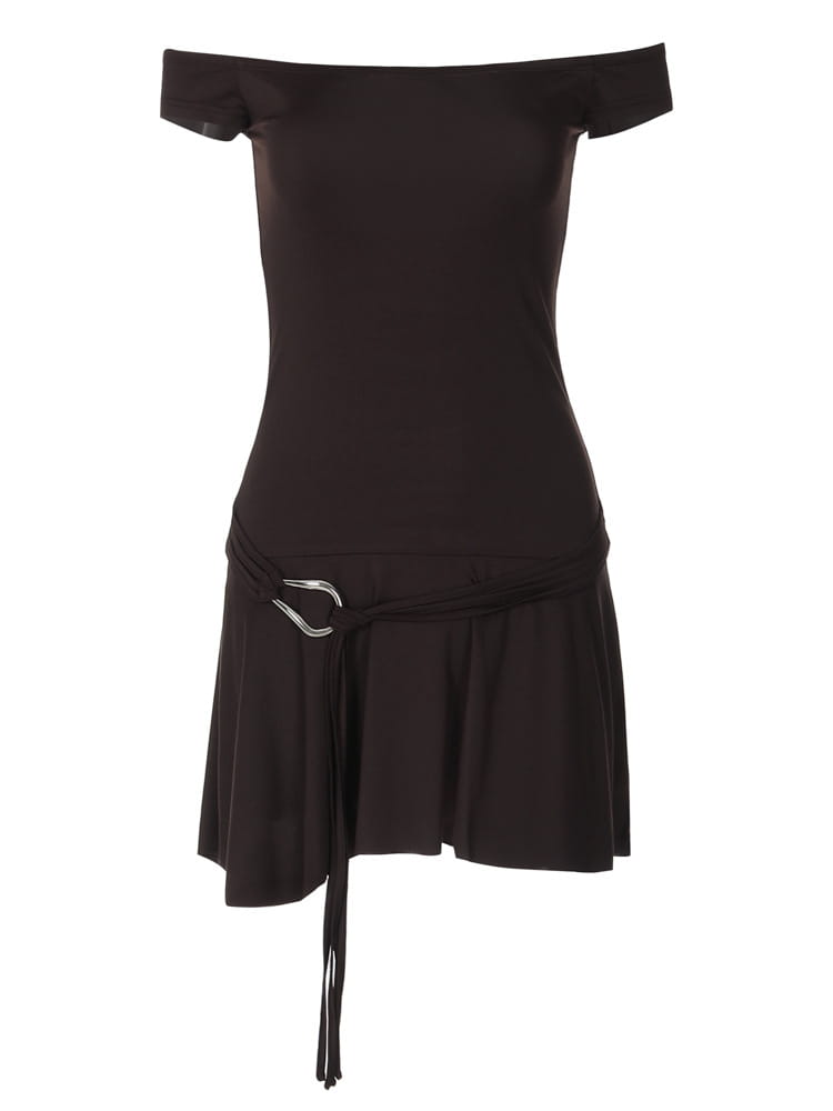 Schwarzes schulterfreies Minikleid mit silberfarbenem Schnallendetail und asymmetrischem Volantabschluss mit Taillengürtel.