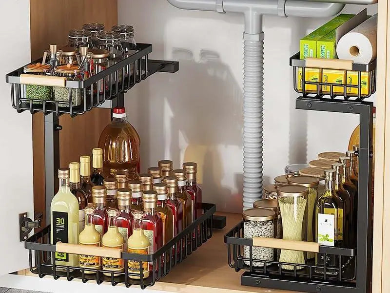 Schwarzer Metall-Organizer für Gewürze und Flaschen mit Holzgriffen, dargestellt mit einem verstellbaren Höhen-weißen Metall-L-förmigen Unter-Schrankschrank-Organizer.
