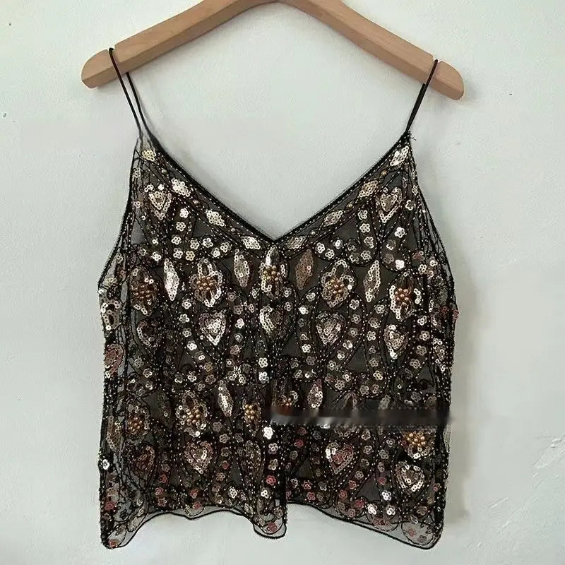 Ein schwarzes transparentes Mesh-Camisole-Top, bestickt mit kunstvollen Silber- und Roségold-Pailletten- sowie Perlenmustern