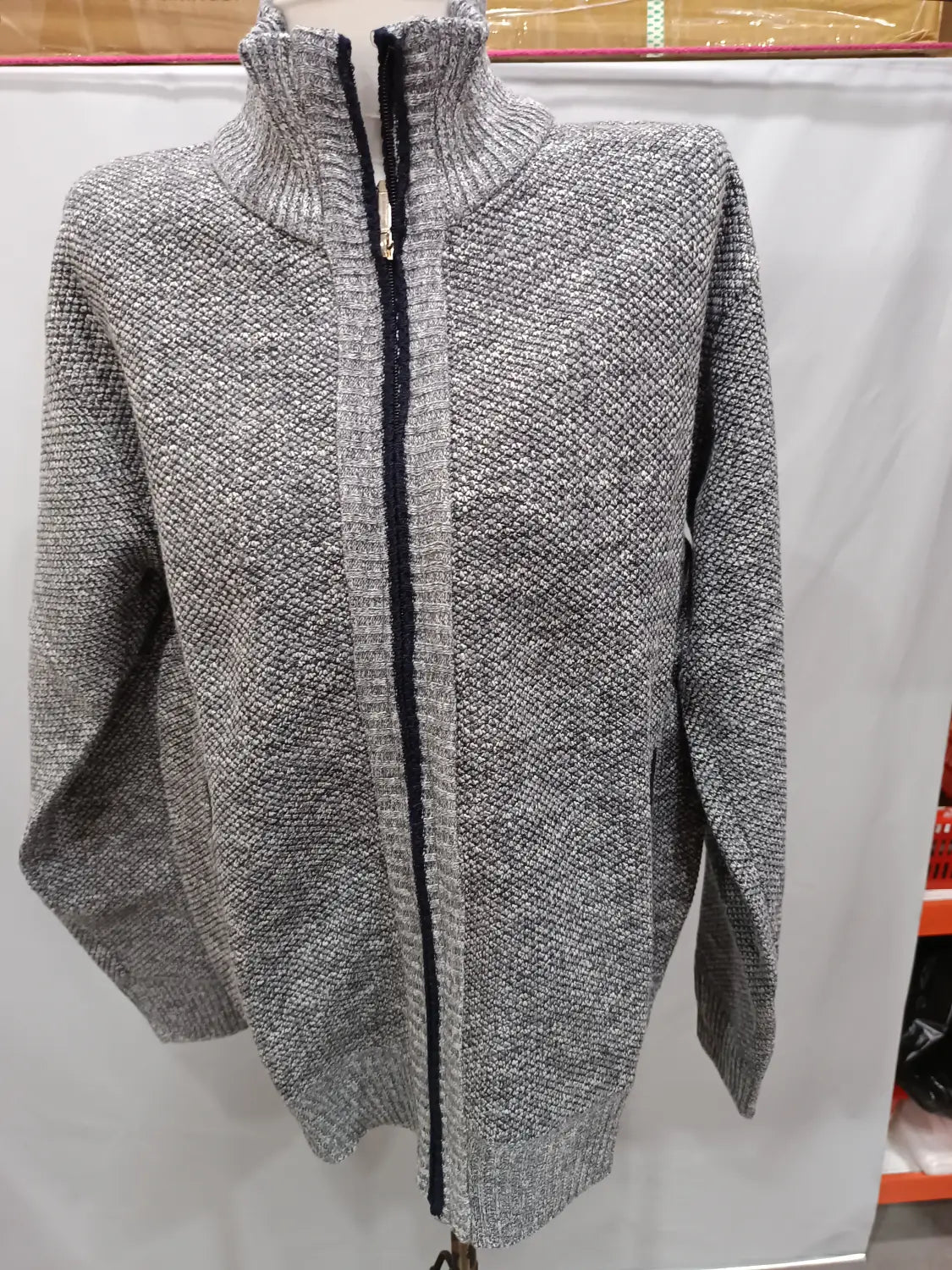Herren-Cardigan mit Strukturstrick und Reißverschluss in Grau, mit hohem Kragen und schwarzem Reißverschluss, aus Strukturstrickstoff gefertigt.