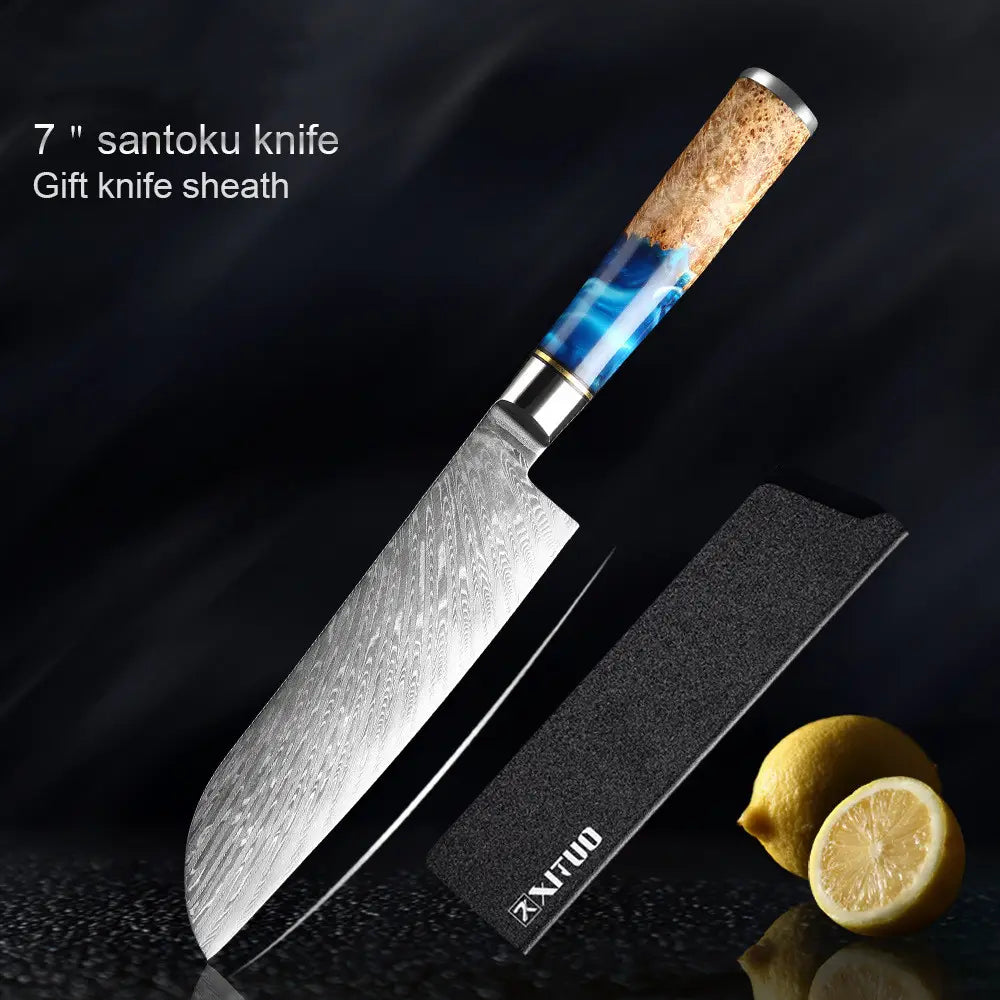 Cuchillo santoku de chef de 7 pulgadas del set de cuchillos de chef damasco con mango de resina azul, con hoja de acero damasco y mango con incrustación de resina azul sobre vetas de madera natural, mostrado con su funda negra de regalo.