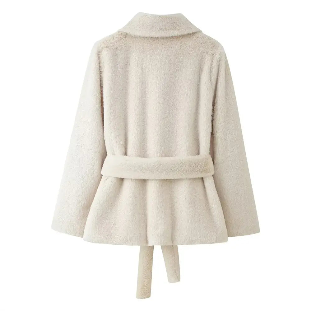 Cremefarbener Kunstfell-Mantel mit Bindegürtel für Damen in körpernaher Passform mit cremefarbener Farbgebung, mit ausgestelltem Saum und gegürteter Taille.