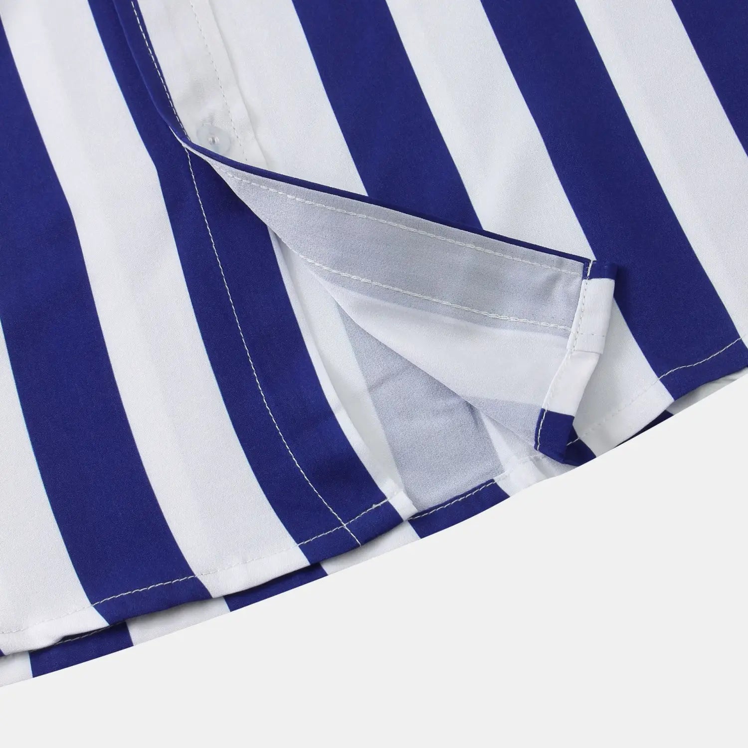 Une chemise pour homme à rayures, à manches courtes, boutonnée sur le devant, aux rayures verticales bleu marine et blanc, réalisée dans un tissu net.
