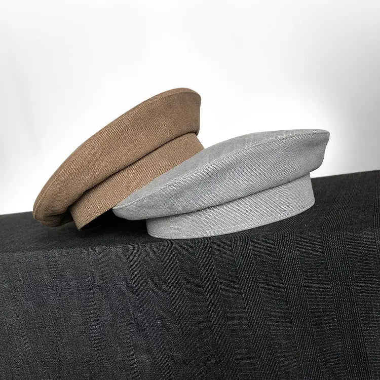 Deux bérets en beige et gris, en tissu de laine texturé, avec une calotte arrondie souple conçue comme un béret noir en laine pour peintre pour femmes.