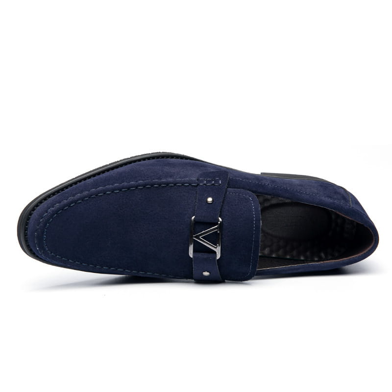 Mocassins en daim bleu marine à boucle triangulaire argentée et semelles en caoutchouc antidérapantes, présentés depuis l’arrière.