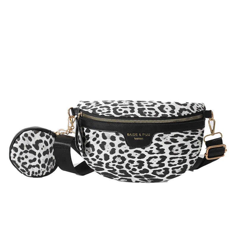 Sac banane à imprimé léopard noir et blanc avec pochette à monnaie circulaire assortie, doté d’une quincaillerie ton or et d’une bordure en cuir noir.