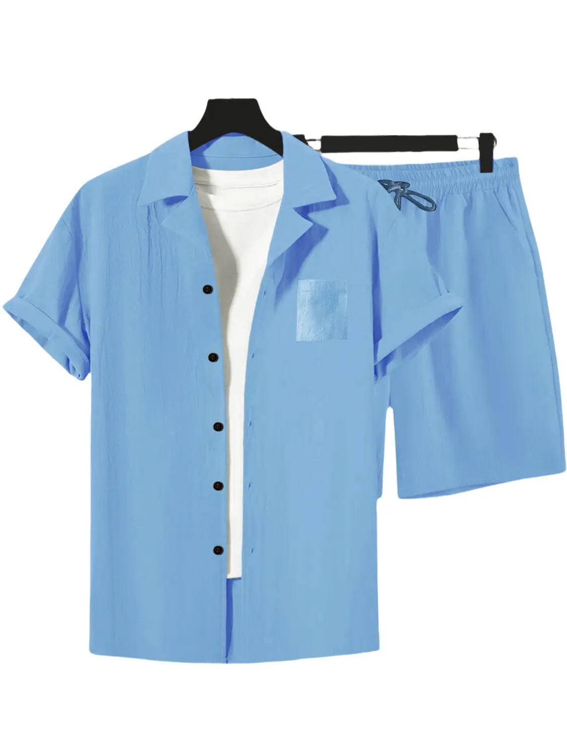 chemise en lin bleu clair boutonnée, manches courtes, poche poitrine et shorts assortis, tenue décontractée ample pour homme.