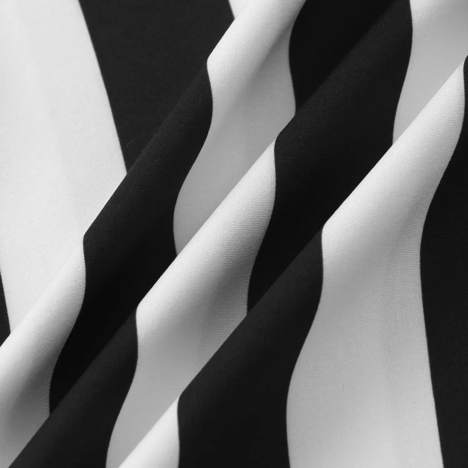 chemise pour homme à rayures, à manches courtes, boutonnée sur le devant, présentant un tissu à rayures ondulées noir et blanc, avec une surface lisse légèrement texturée
