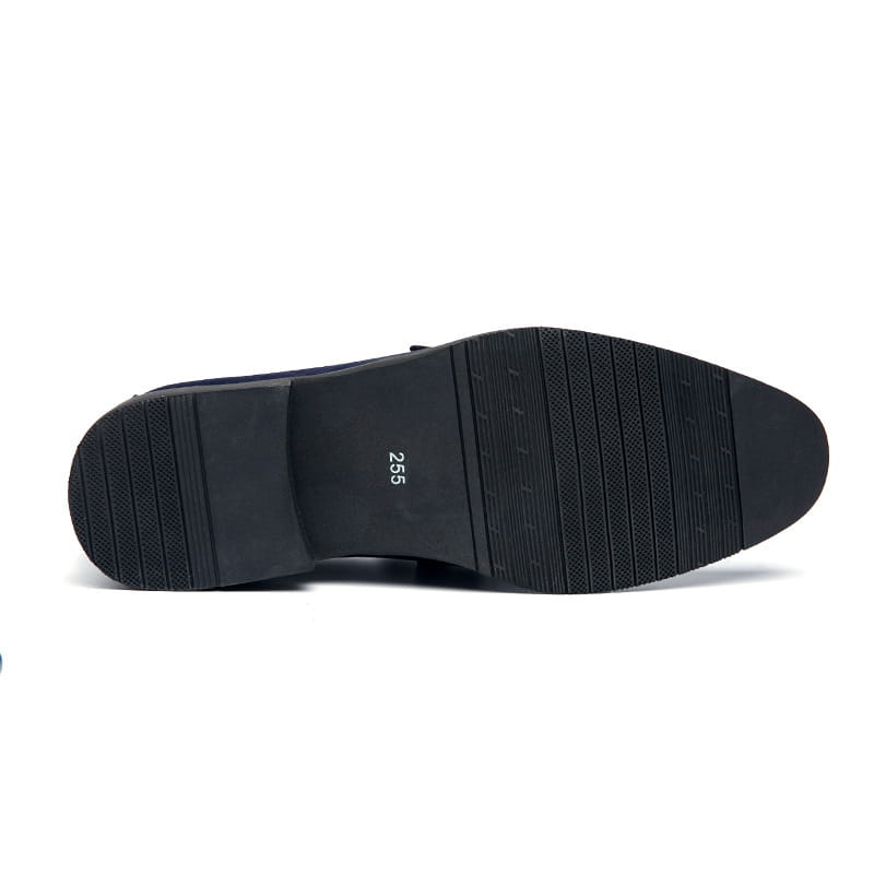 Vue arrière d’une chaussure habillée pour homme en cuir noir, dotée d’une semelle en caoutchouc antidérapante texturée, avec mention de la pointure 25,5, dans un produit intitulé mocassins en daim bleu marine à boucle avec semelles en caoutchouc antidérapantes.