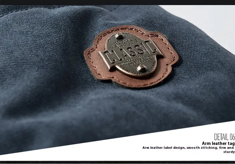 Braunes Lederpatch mit eingeprägter klassischer Beschriftung, auf dunklem Denim-Stoff angenäht, auf der Rückseite einer Plus-Size-Winterjacke aus Fleece mit Innenfutter