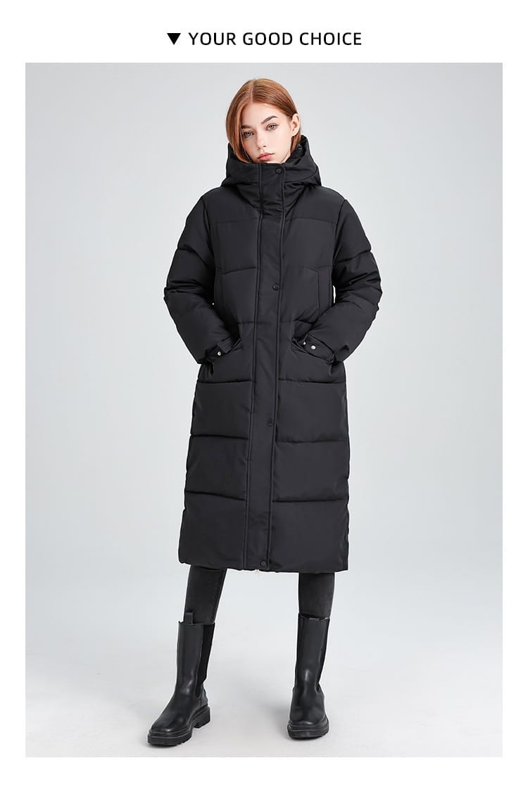 Manteau long matelassé à capuche pour femmes en noir, avec un design matelassé et un matériau isolant, pour une protection par temps froid.