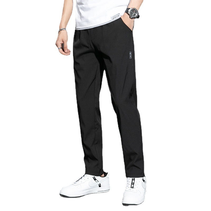 Pantalon de sport décontracté pour hommes en soie de glace à séchage rapide, coupe ajustée, noir, avec un discret écusson logo sur la cuisse.
