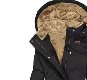 Doudoune en cachemire pour femme avec col en fourrure, noire, avec une capuche en polaire beige duveteuse et des boutons pression argentés.