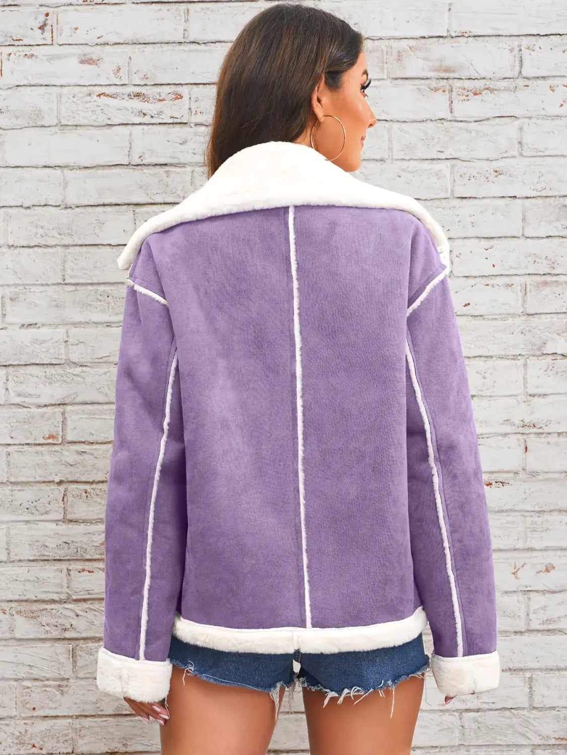 Veste bombardier en peau lainée moelleuse violette, avec col et poignets doublés de fourrure blanche, fabriquée à partir de matière moelleuse, pour un vêtement d'hiver décontracté et chaud.