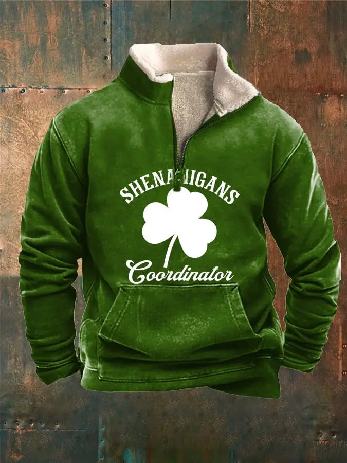 Chaqueta de forro polar para hombre de terciopelo verde con cierre parcial tipo medio cierre, con texto de coordinador de tréboles blancos y travesuras, y con un revestimiento acolchado de forro polar gris.