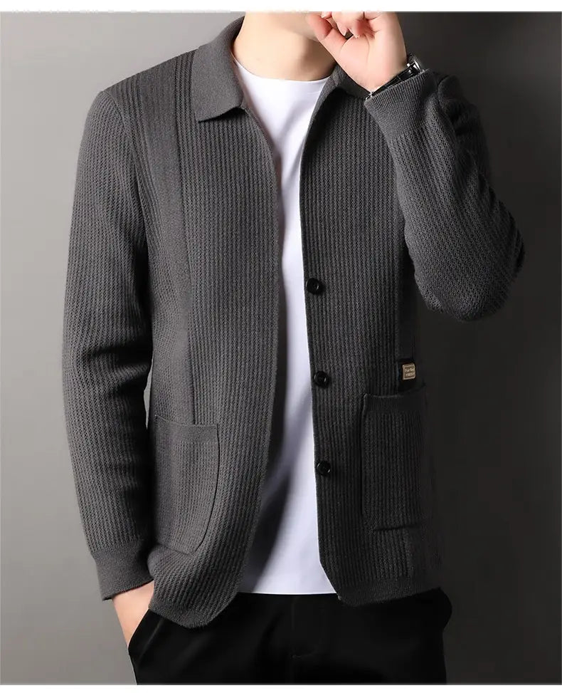 Herren-Rippstrick-Cardigan-Mantel in Grau mit schwarzen Knöpfen und zwei vorderen Taschen.