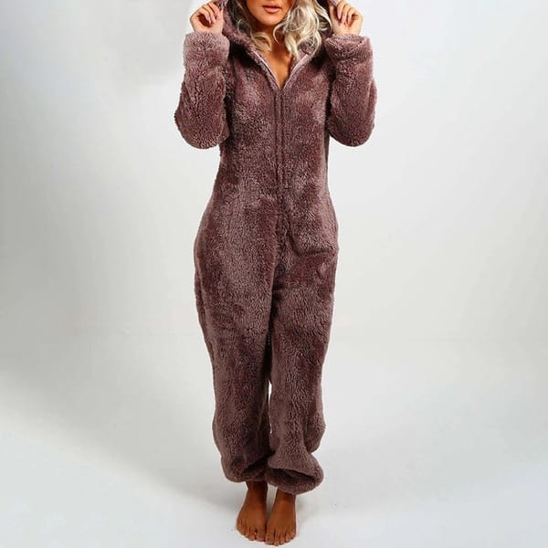 Enterizo de forro polar suave color malva con capucha que presenta orejas de gato y cierre de longitud completa, diseñado como un pijama tipo mono cómodo