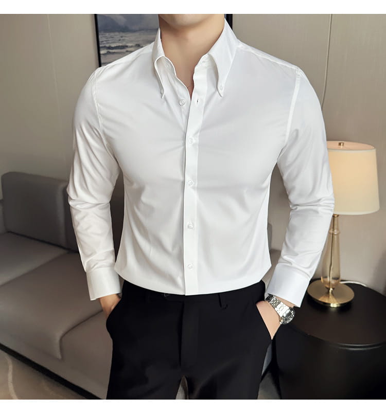 Chemise habillée blanche sans repassage pour homme en grande taille à coupe ajustée (slim fit), col net et fermeture boutonnée sur l’avant conçue pour la tenue formelle.